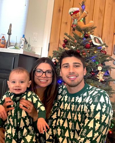Alex Faedo's Festive Family Photo: A Green Christmas Celebration