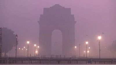 Delhi wakes up to dense fog, low visibility casuses disruption in traffic