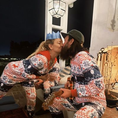 Kate Hudson's Festive Christmas Photo with Fiancé and Family Competition