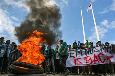 Indonesian Students Force Rohingya Refugees From Temporary Shelter