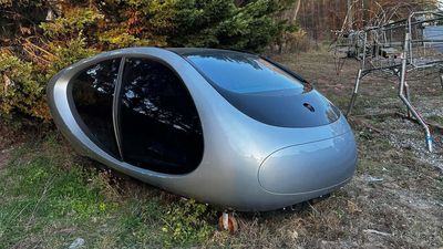 Mercedes Concept Pod Abandoned In a Junkyard Looks Like Something Out Of WALL-E