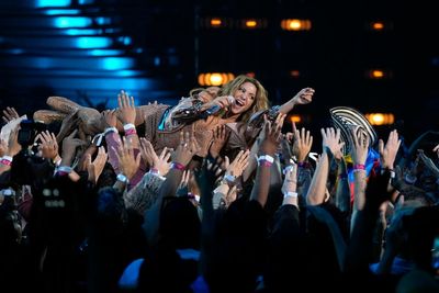 Shakira immortalised in Colombian hometown with giant bronze statue