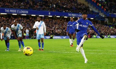 Chelsea find way past Crystal Palace thanks to Noni Madueke’s late penalty