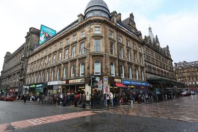 Post-Christmas travel chaos as hundreds queue outside Glasgow Central