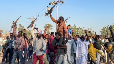 Sudan civilians rush for arms as paramilitaries advance
