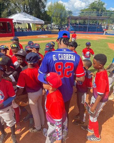 Génesis Cabrera's Joyful Involvement in Sports Event with Children