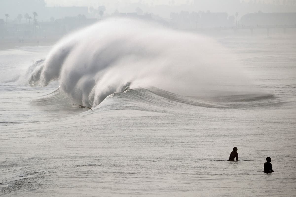 Huge Surf Pounds Beaches On West Coast And In Hawaii With Some Low