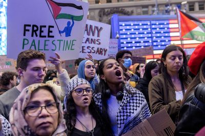 Pro-Palestinian Protesters Flood Manhattan, NYPD on High Alert for New Year's