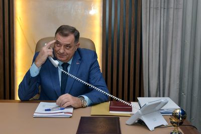 Separatist Bosnian Serb leader Milorad Dodik vows to tear his country apart despite US warnings
