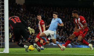 Manchester City cut gap to leaders as Álvarez seals stroll past Sheffield United