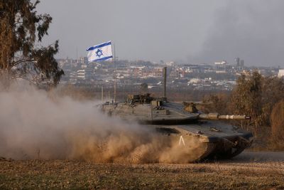 Israel tanks push into central Gaza as fighting intensifies