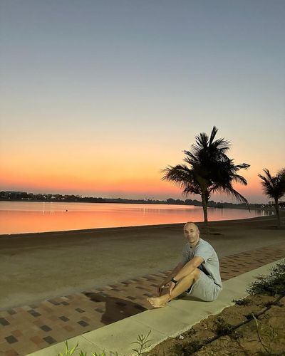 Andrs Iniesta Embraces Tranquility: A Beachside Moment in Ras Al Khaimah