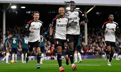 Fulham hurt Arsenal title hopes as De Cordova-Reid seals fightback victory