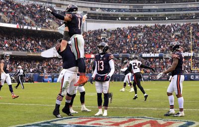 WATCH: Bears QB Justin Fields races past defenders for short TD run