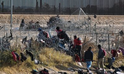 US-Mexico border crossings in December set monthly record high