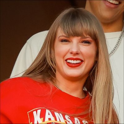Taylor Swift Spends New Years Eve at the Kansas City Chiefs Game in Support of Travis Kelce