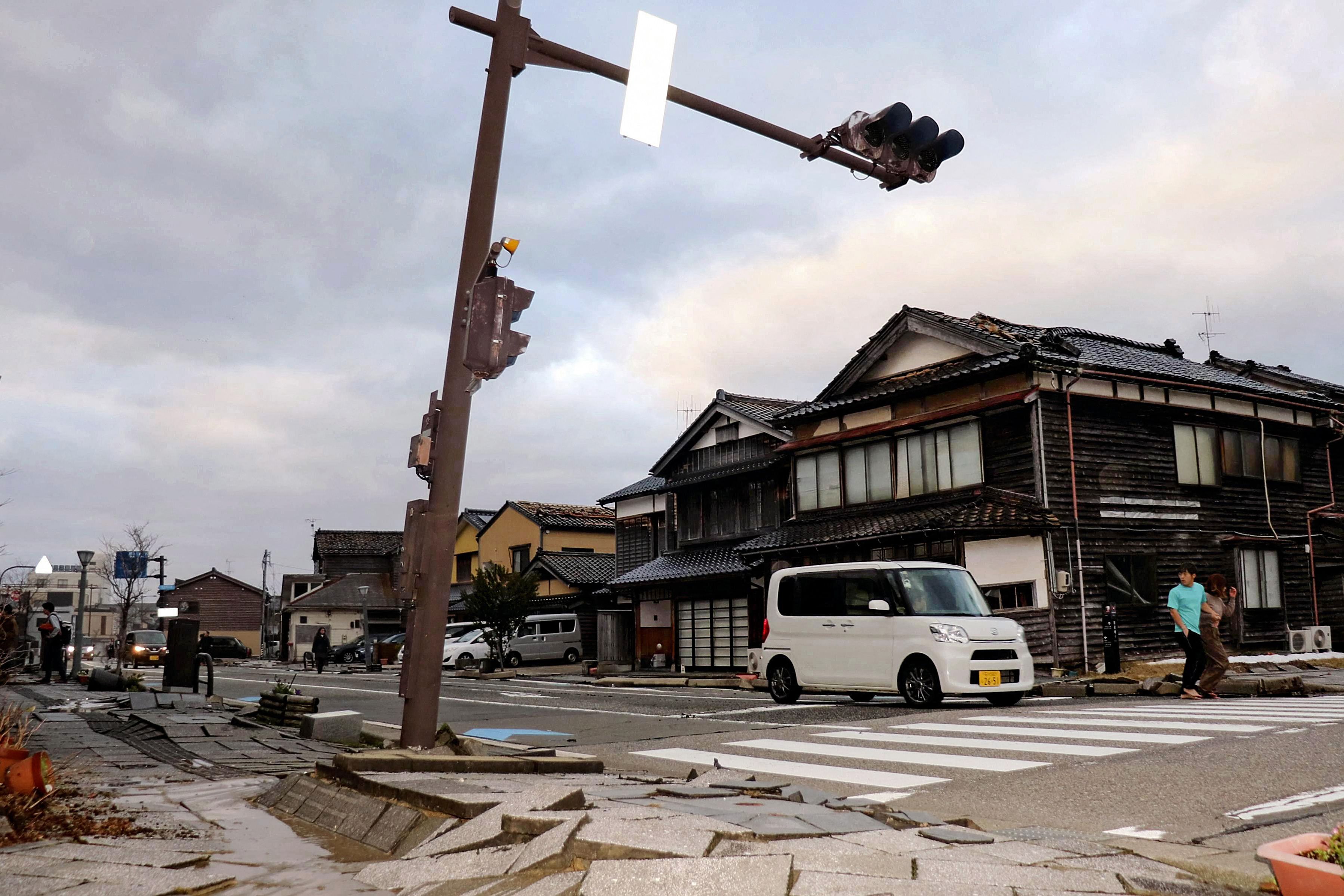 Magnitude 7 6 Earthquake Strikes Japan Residents Flee