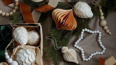 The most efficient way to take down Christmas decor – to make packing and storage smoother