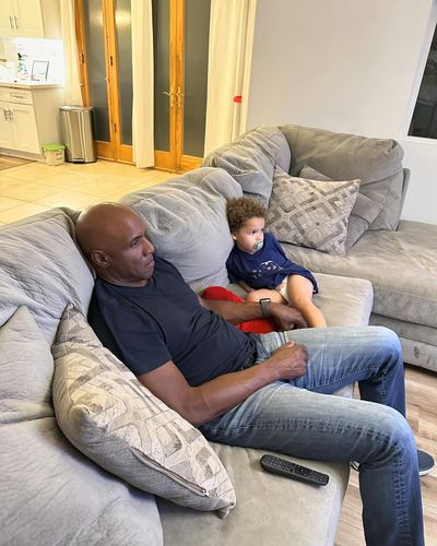 Barry Bonds' Heartwarming Family Picture Radiates Love and Happiness