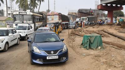 Traffic jams a regular feature at Manapuram railway gate in Vizianagaram district of Andhra Pradesh