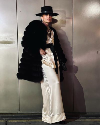Jennifer Lopez: A Picture of Elegance and Fashion-forward Style