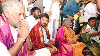 Politicians make a beeline for temples on New Years day