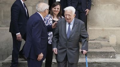 Claude Bloch, last French survivor of Auschwitz camp, dies aged 95