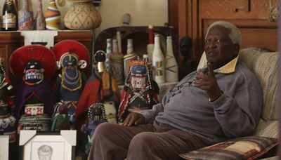 Peter Magubane, a South African photographer who captured 40 years of apartheid, dies at age 91