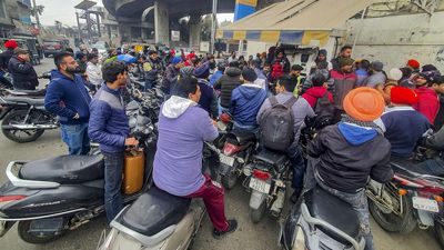 Truckers' protest | Fuel pumps in Punjab see panic buying over fears of stocks running out