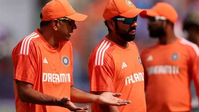 'He was hardly used...': Sunil Gavaskar weighs in on Team India changes for series-saving second Test