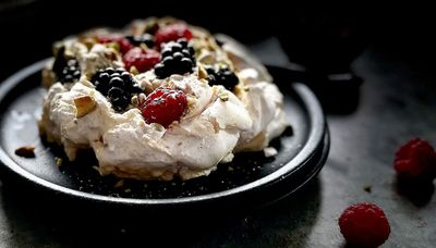 Invite an elegant pistacchio pavlova to your next dinner party