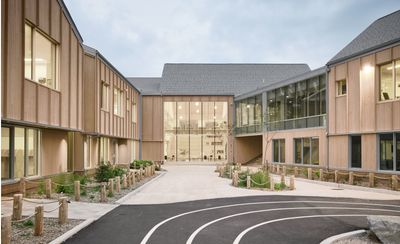 This Québec school evokes a calming atmosphere in tune with nature