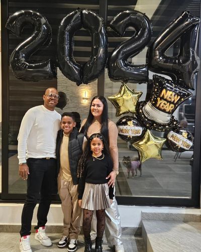 Roenis Elías' Heartwarming New Year Photoshoot with Family