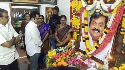 Sarathkumar pays respects to Vijayakant