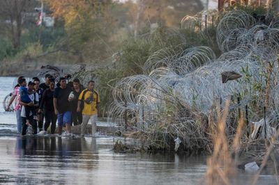 White House asks supreme court to allow cutting of Texas’s border fencing