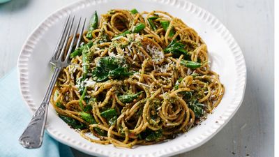 Spinach and walnut pesto pasta