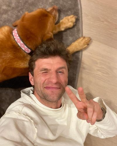 Thomas Müller and his furry friend: A Heartwarming Bond Captured