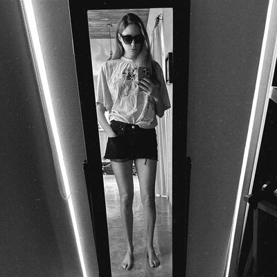 Karen Gillan: Effortlessly Stylish in Candid Mirror Selfie Snapshot