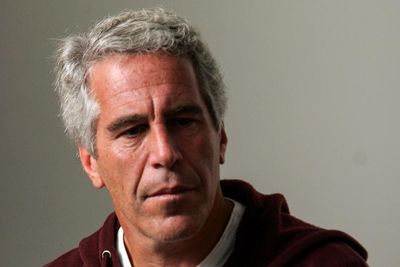 Jeffrey Epstein: documents linking associates to sex offender unsealed