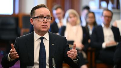 PM must answer for Qantas boss meeting: opposition