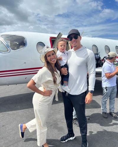 Radiating Joy: Wilmer Flores' Airport Family Moment
