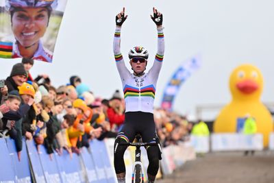 Fem van Empel dominates on the sand in Koksijde for 14th win of the season