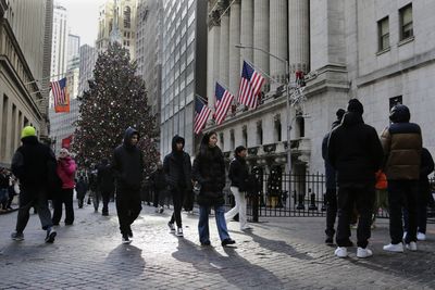 Wall Street Balances Expectations for Fed Rate Cuts in 2024