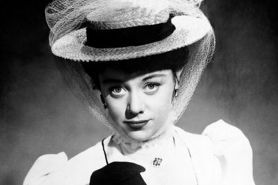 Glynis Johns, Mary Poppins star and ‘Send in the Clowns’ singer, dies aged 100