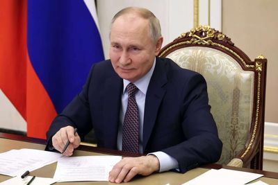 Vladimir Putin offers citizenship to foreigners who fight for Russia