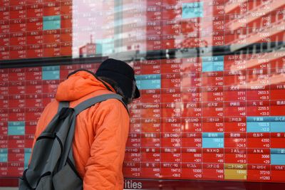 Export-Boosted Tokyo Stocks Rise as Dollar Strengthens Amid Weakening Yen