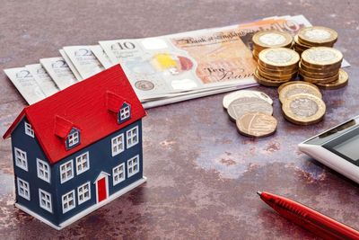 Mortgages – live: Price war to hit banks as rates fall below 4%