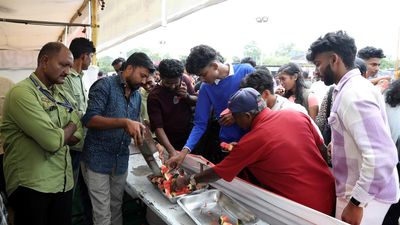 Kalolsavam | Policemen turn Good Samaritans