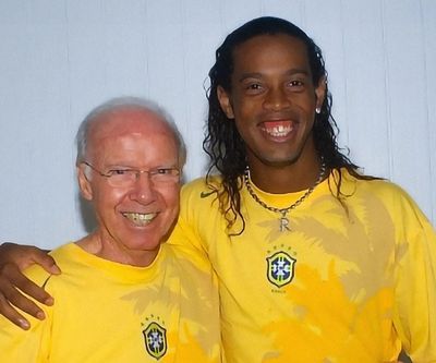 Ronaldinho's Tribute to Football Legend Mario Zagallo: A Grateful Farewell
