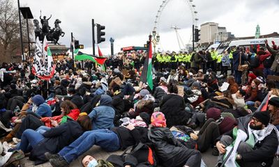 Hundreds block off Westminster Bridge in call for Gaza ceasefire